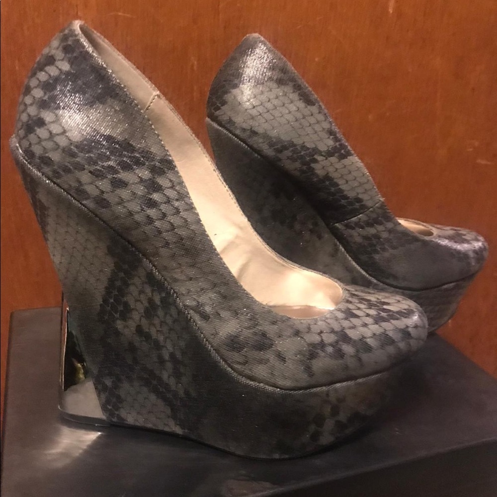 Pumps - Picture 2 of 3